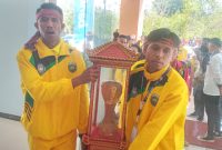 Pemain PS Malaka tiba di Lewoleba dengan membawa tropi bergilir ETMC