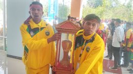 Pemain PS Malaka tiba di Lewoleba dengan membawa tropi bergilir ETMC