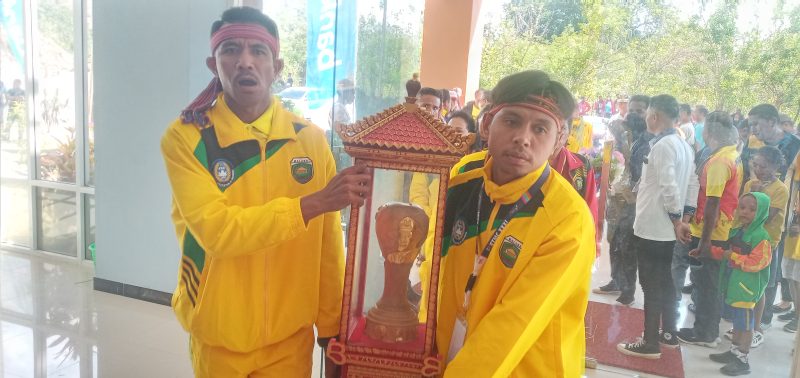 Pemain PS Malaka tiba di Lewoleba dengan membawa tropi bergilir ETMC