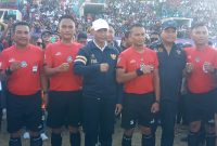 Gubernur NTT Viktor Bungtilu Laiskodat pose bersama wasit yang memimpin partai perdana Liga 3 ETMC XXXI Tahun 2022 di GOR 99 Lewoleba, Jumat (9/9)