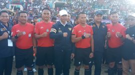Gubernur NTT Viktor Bungtilu Laiskodat pose bersama wasit yang memimpin partai perdana Liga 3 ETMC XXXI Tahun 2022 di GOR 99 Lewoleba, Jumat (9/9)