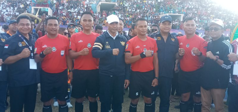 Gubernur NTT Viktor Bungtilu Laiskodat pose bersama wasit yang memimpin partai perdana Liga 3 ETMC XXXI Tahun 2022 di GOR 99 Lewoleba, Jumat (9/9)