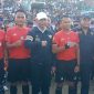 Gubernur NTT Viktor Bungtilu Laiskodat pose bersama wasit yang memimpin partai perdana Liga 3 ETMC XXXI Tahun 2022 di GOR 99 Lewoleba, Jumat (9/9)