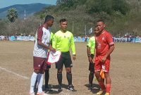 Kapten kesebelasan Bintang Timur memberikan vandel kepada kapten kesebelasan Persebata Lembata, Sabtu (10/9) di GOR Lewoleba