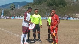 Kapten kesebelasan Bintang Timur memberikan vandel kepada kapten kesebelasan Persebata Lembata, Sabtu (10/9) di GOR Lewoleba