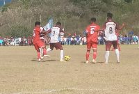 Persebata Lembata (kostum merah) bentrok Bintang Timur FC pada Liga 3 ETMC XXXI di GOR Lewoleba, Sabtu (10/9)