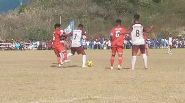 Persebata Lembata (kostum merah) bentrok Bintang Timur FC pada Liga 3 ETMC XXXI di GOR Lewoleba, Sabtu (10/9)