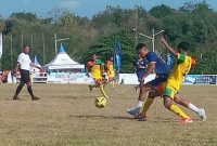Pemain Perserai Sabu Raijua (kuning) berupaya menghalau serangan Persab Belu di GOR 99 Lewoleba, Minggu (11/9) 