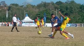 Pemain Perserai Sabu Raijua (kuning) berupaya menghalau serangan Persab Belu di GOR 99 Lewoleba, Minggu (11/9) 