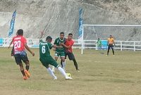 Seorang pemain PSKN Kefamenanu (hijau) tengah membangun serangan saan bentrok dengan Persewa Waingapu di GOR 99 Lewoleba, Minggu (11/9)