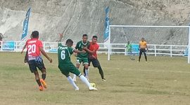 Seorang pemain PSKN Kefamenanu (hijau) tengah membangun serangan saan bentrok dengan Persewa Waingapu di GOR 99 Lewoleba, Minggu (11/9)