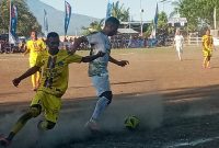 Pemain Persami Maumere dan Persematim saling merebut bola saat bentrok di Lapangan Polres Lembata, Senin (12/9)