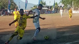 Pemain Persami Maumere dan Persematim saling merebut bola saat bentrok di Lapangan Polres Lembata, Senin (12/9)