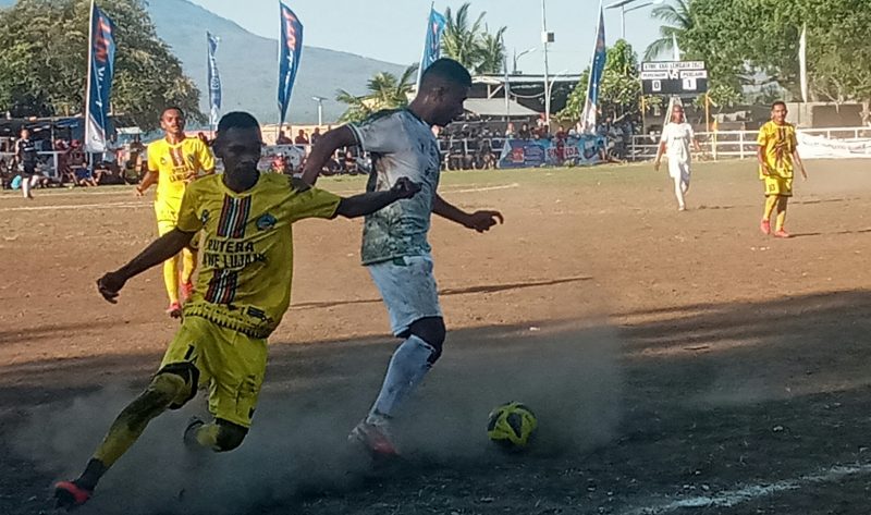 Pemain Persami Maumere dan Persematim saling merebut bola saat bentrok di Lapangan Polres Lembata, Senin (12/9)