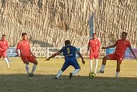 Pemain PS Kota Kupang ditempel ketat 4 pemain Persim Manggarai, Selasa (13/9) di GOR Lewoleba