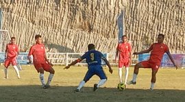 Pemain PS Kota Kupang ditempel ketat 4 pemain Persim Manggarai, Selasa (13/9) di GOR Lewoleba