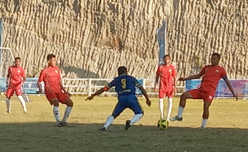 Pemain PS Kota Kupang ditempel ketat 4 pemain Persim Manggarai, Selasa (13/9) di GOR Lewoleba