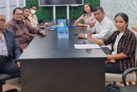 Pengacara Petrus Selestinus mendampingi Maria Reneldis Lebi di Kantor BPK RI di Jakarta, Rabu (14/9) (foto: istimewa) 