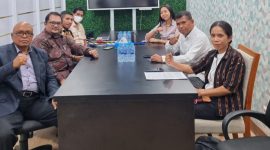 Pengacara Petrus Selestinus mendampingi Maria Reneldis Lebi di Kantor BPK RI di Jakarta, Rabu (14/9) (foto: istimewa) 