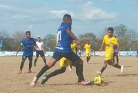 Aksi pemain Perseftim Fotim saat laga melawan Persematim di GOR 99 Lewoleba, Rabu (14/9)