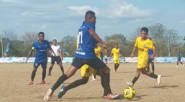 Aksi pemain Perseftim Fotim saat laga melawan Persematim di GOR 99 Lewoleba, Rabu (14/9)