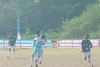 Perebutan bola antara pemain Nirwana FC dan Persiteng Sumba Timur di GOR 99 Lewoleba, Kamis (15/9)