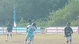 Perebutan bola antara pemain Nirwana FC dan Persiteng Sumba Timur di GOR 99 Lewoleba, Kamis (15/9)