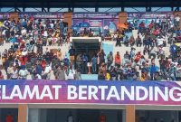 Penonton di tribun GOR 99 Lewoleba