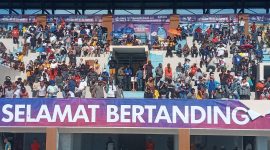 Penonton di tribun GOR 99 Lewoleba
