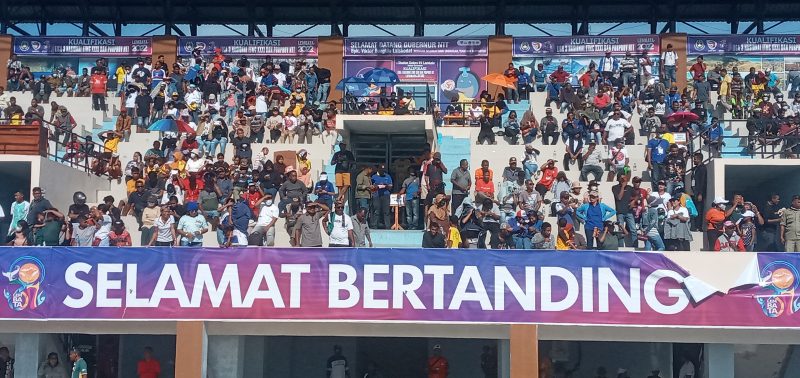 Penonton di tribun GOR 99 Lewoleba
