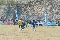 Pemain Persebata Lembata (biru-biru) mengamankan gawang dari serangan Perserond Rote Ndao, Jumat (16/9) di GOR Lewoleba