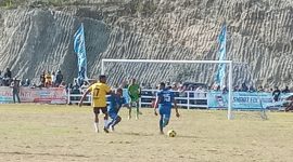 Pemain Persebata Lembata (biru-biru) mengamankan gawang dari serangan Perserond Rote Ndao, Jumat (16/9) di GOR Lewoleba