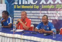 Wakil Sekretaris Asprop PSSI NTT sedang memberikan keterangan pers di Media Center GOR 99 Lewoleba, Jumat (16/9) 