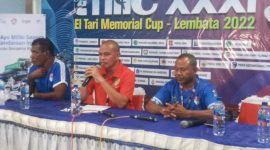 Wakil Sekretaris Asprop PSSI NTT sedang memberikan keterangan pers di Media Center GOR 99 Lewoleba, Jumat (16/9) 