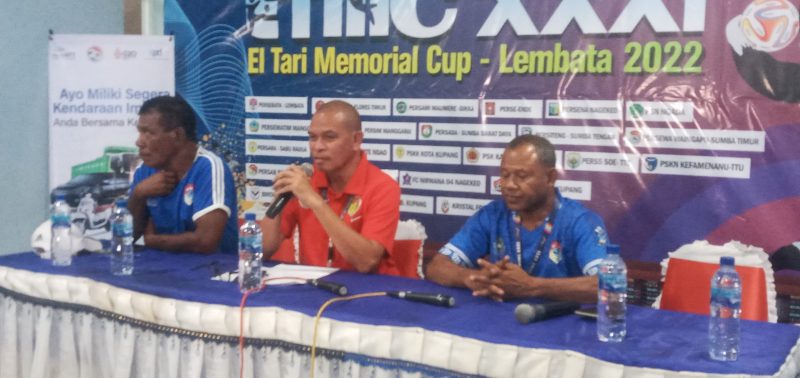 Wakil Sekretaris Asprop PSSI NTT sedang memberikan keterangan pers di Media Center GOR 99 Lewoleba, Jumat (16/9) 