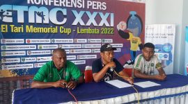 Pelatih Kepala Persami Maumere Fredy MBW memberikan keterangan pers usai Persami Maumere menang atas Persab Belu, Senin (19/9)