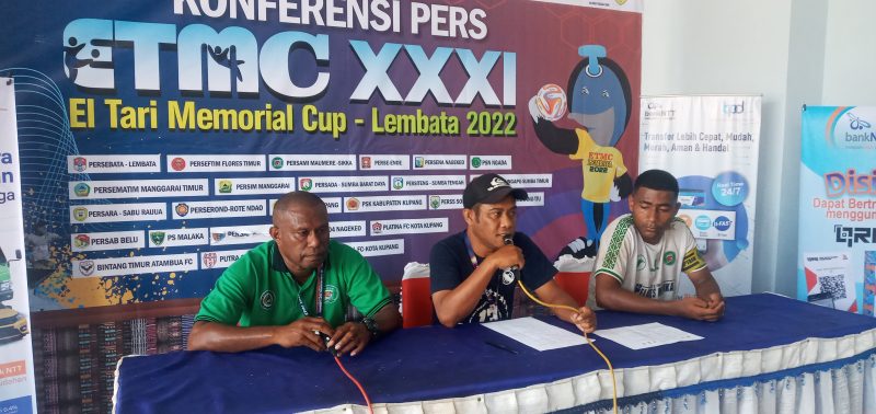 Pelatih Kepala Persami Maumere Fredy MBW memberikan keterangan pers usai Persami Maumere menang atas Persab Belu, Senin (19/9)