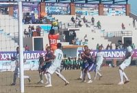 Penjaga gawang Persami Maumere mengamankan bola dari tendangan penjuru Persab Belu pada pertandingan babak 16 beaar di GOR 99 Lewoleba, Senin (19/9)