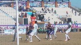 Penjaga gawang Persami Maumere mengamankan bola dari tendangan penjuru Persab Belu pada pertandingan babak 16 beaar di GOR 99 Lewoleba, Senin (19/9)