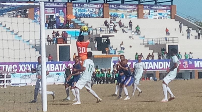 Penjaga gawang Persami Maumere mengamankan bola dari tendangan penjuru Persab Belu pada pertandingan babak 16 beaar di GOR 99 Lewoleba, Senin (19/9)