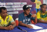 Asisten Pelatih dan Kapten PS Malaka sedang memberikan keterangan pers, Senin (19/9)