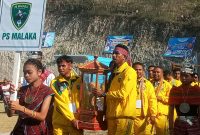 Juara bertahan PS Malaka mengarak tropi bergilir ETMC saat parade acara pembukaan Liga 3 ETMC XXXI Tahun 2022 di Kabupaten Lembata, Jumat (9/9)