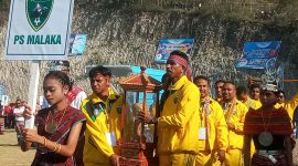 Juara bertahan PS Malaka mengarak tropi bergilir ETMC saat parade acara pembukaan Liga 3 ETMC XXXI Tahun 2022 di Kabupaten Lembata, Jumat (9/9)
