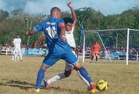 Kapten kesebelasan Persebata Lembata Arsenius Ola duel dengan gelandang serang Persami Maumere Strambi Hendrawan Poar, Kamis (22/9) di GOR Lewoleba