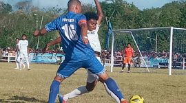 Kapten kesebelasan Persebata Lembata Arsenius Ola duel dengan gelandang serang Persami Maumere Strambi Hendrawan Poar, Kamis (22/9) di GOR Lewoleba