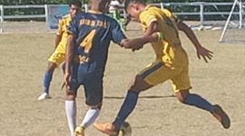 Duel perebutan bola antara Perserond Rote Ndao dan PS Kota Kupang di GOR 99 Lewolena, Kamis (22/9)