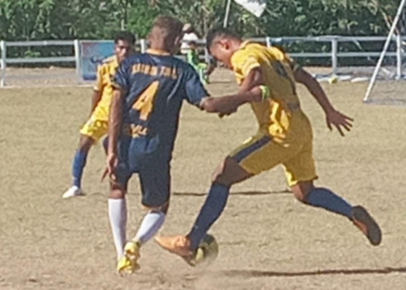 Duel perebutan bola antara Perserond Rote Ndao dan PS Kota Kupang di GOR 99 Lewolena, Kamis (22/9)