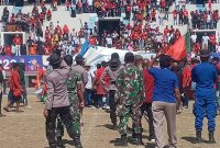 Suasana kerusuhan di GOR 99 Lewoleba, Jumat (23/9)