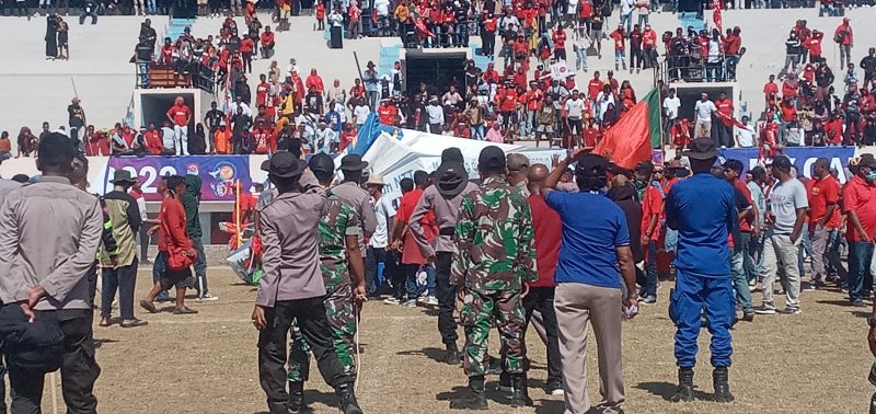 Suasana kerusuhan di GOR 99 Lewoleba, Jumat (23/9)