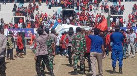 Suasana rusuh saat pertandingan antara Perseftim Flotim dan Perse Ende di GOR 99 Lewoleba, Jumat (23/9)